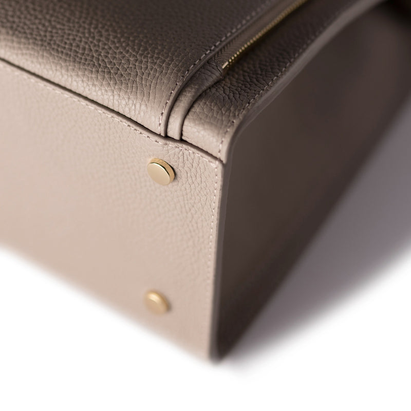 Isabel Bernard Honoré Nadine taupe sac à main en cuir de veau avec compartiment pour ordinateur portable 13 pouces IB25110-078-13-zoom-