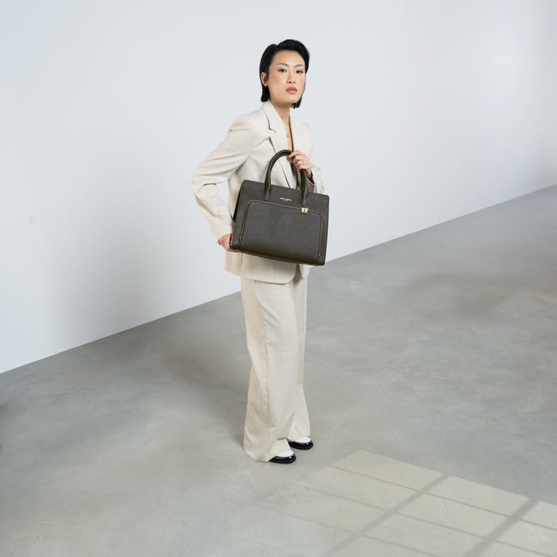 Isabel Bernard Honoré Nadine marron foncé sac à main en cuir de veau avec compartiment pour ordinateur portable 13 pouces IB25110-031-13-zoom-