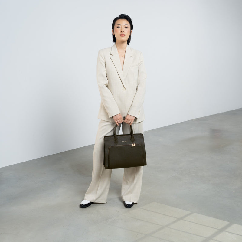 Isabel Bernard Honoré Nadine marron foncé sac à main en cuir de veau avec compartiment pour ordinateur portable 13 pouces IB25110-031-13-zoom-