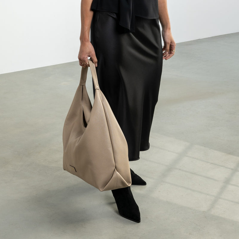 Isabel Bernard Honoré Grace sac bandoulière en cuir taupe de veau IB25093-078-zoom-