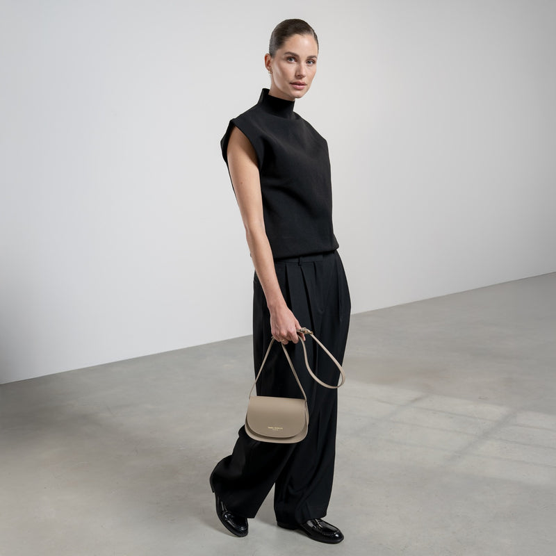 Isabel Bernard Montmartre Sac bandoulière Montmartre Manon en cuir tanné végétal taupe IB21116-zoom-