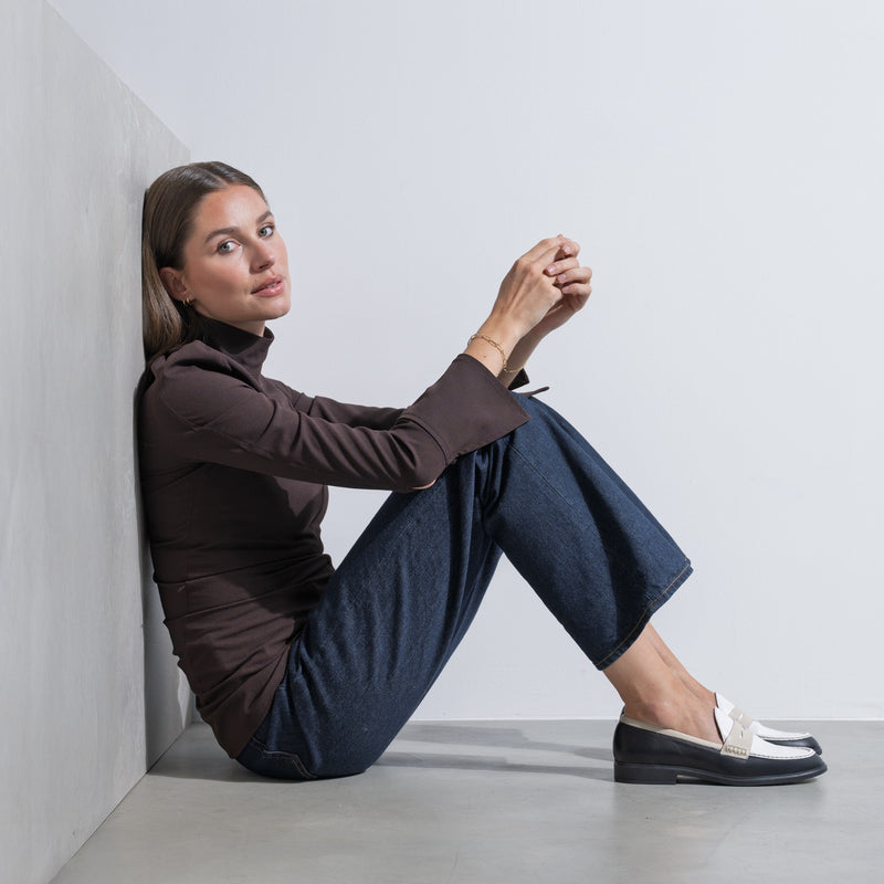 Isabel Bernard Mocassins Blandine en cuir de veau noir et blanc avec détails blancs IB51015-10170-36-zoom-